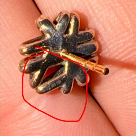 David Yurman The Crossover Collection Stud Earrings with 18k Yellow Gold - Picture 8 of 8